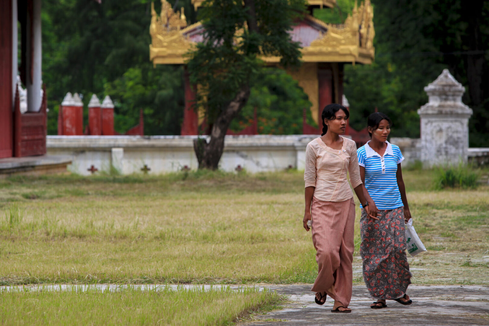 Mandalay 2 Women at Palace FAA 3745